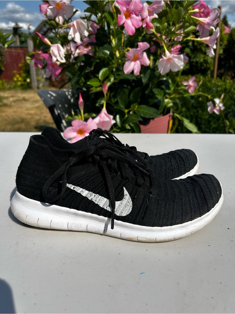Nike Free RN Flyknit Women’s Black Knit with White Swoosh Sneakers Size 7.5